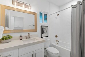 Hair dryer, towels - Charming House & Cottage in Downtown Phoenix (Phoenix)