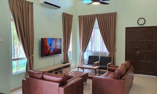 4 BR Hotel-Like Home w/ Ice Maker + Steam Iron