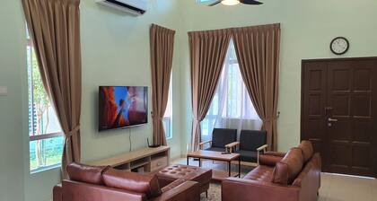 4 BR Hotel-Like Home w/ Ice Maker + Steam Iron