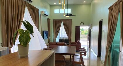 4 BR Hotel-Like Home w/ Ice Maker + Steam Iron