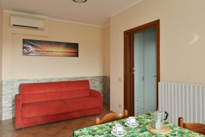 Comfort Apartment | Living area | Flat-screen TV - La Grolla del Garda - App. Giada (Manerba del Garda)