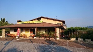A building with a sign for 'Pizzeria La Griglia Apartments'. - La Grolla del Garda - App. Giada (Manerba del Garda)