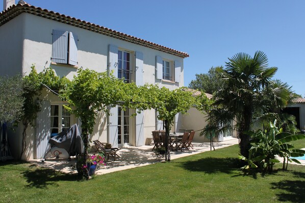 Outdoor dining - Lubéron, 15 min D'aix, Magnifique Villa au Calme Jardin 1500 M², Piscine 12 X 6 (Villelaure)