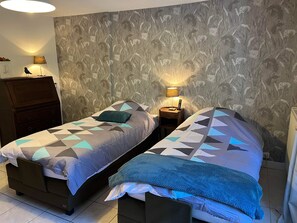 2 bedrooms, travel cot, WiFi, bed sheets