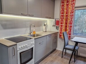 Refrigerador, microondas, lavavajillas y utensilios de cocina 