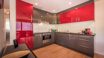 Kühlschrank, Mikrowelle, Ofen, Herdplatte