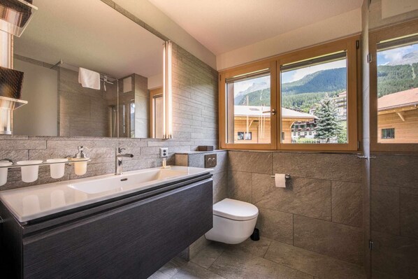 Douche, séchoir à cheveux, serviettes fournies