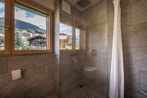 Douche, séchoir à cheveux, serviettes fournies