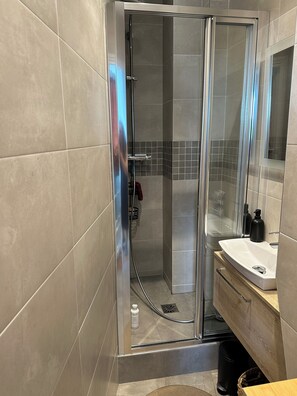 Douche, sèche-cheveux, serviettes fournies, savon