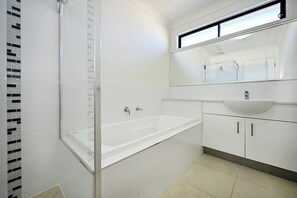 Hair dryer, towels, soap, toilet paper - Stunning, 3 bedroom, 2 bath house for 6 guests, the perfect Sunny Coast getaway (Sunshine Coast)