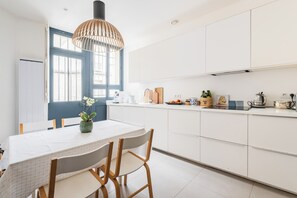 Réfrigérateur, micro-ondes, lave-vaisselle, grille-pain