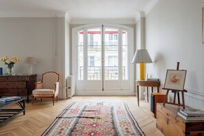 Interior - A Sophisticated Spectacle, by Veeve (Paris)