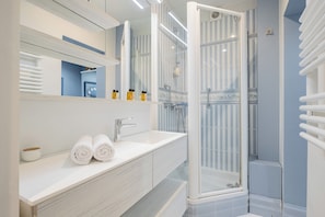 Shower, hair dryer, towels