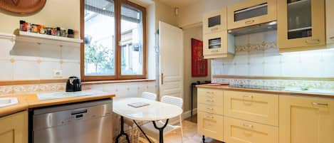 Frigorífic, microones, rentaplats i torradora