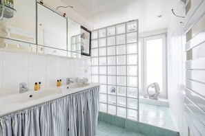 Shower, hair dryer, towels - Gallic Gallery, by Veeve (Paris)