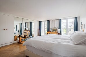 3 bedrooms, desk, WiFi, bed sheets