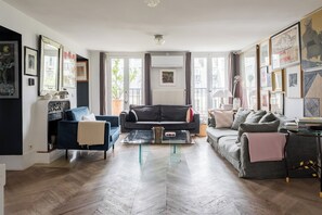 Living area - Gallic Gallery, by Veeve (Paris)