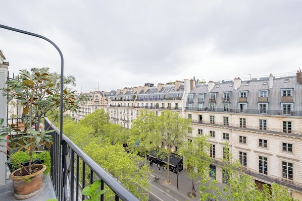 Property grounds - Gallic Gallery, by Veeve (Paris)