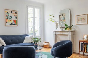 Living area - Beauty Among the Bustle, by Veeve (Paris)