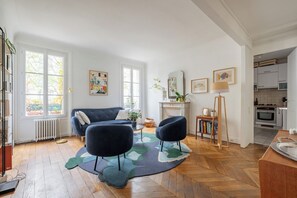 Living area - Beauty Among the Bustle, by Veeve (Paris)