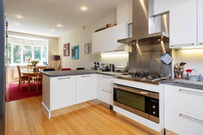 Réfrigérateur, micro-ondes, lave-vaisselle, grille-pain