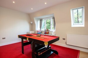 Games room - Ace Delights, by Veeve (London)