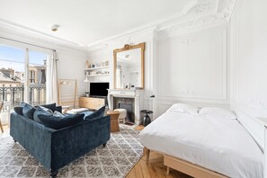 4 bedrooms, WiFi, bed sheets - A Vision in White, by Veeve (Paris)