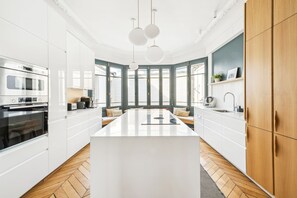 Microwave, oven, dishwasher, toaster - A Vision in White, by Veeve (Paris)