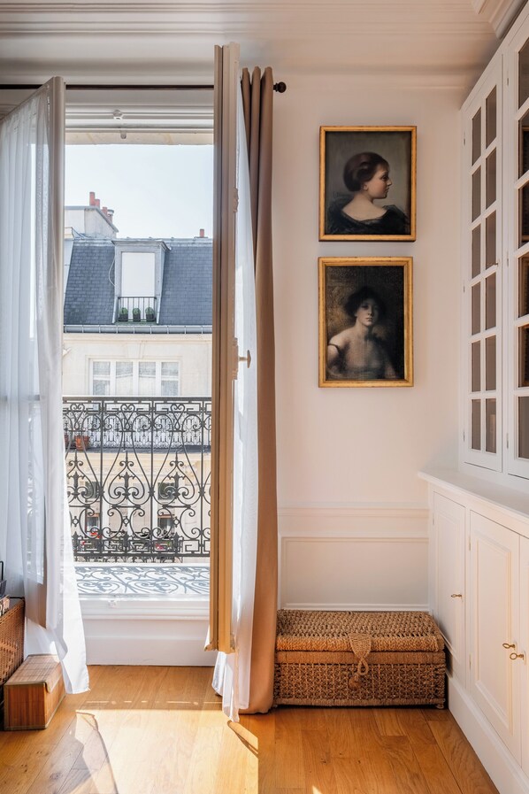 Interior - Literary Radiance, by Veeve (Paris)