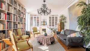 Interior - Literary Radiance, by Veeve (Paris)