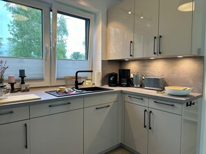 Réfrigérateur, micro-ondes, four, plaque de cuisson