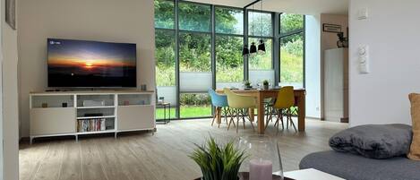 Fernseher, DVD-Player, Bücher, Stereoanlage