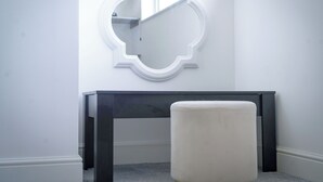 A corner room with a dark wooden desk and a white cushioned stool. - 40percent off Monthly /2 Bedroom apt / City Centre (Swindon)