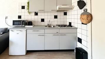 Kühlschrank, Mikrowelle, Herdplatte, Wasserkocher mit Kaffee-/Teezubehör