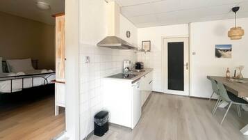 Een koelkast, een magnetron, een kookplaat