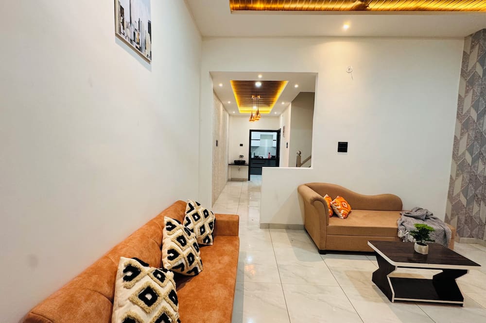 HE Azure 3BHK Bunglow Nr Apollo DB City