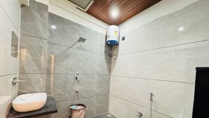 Une salle de bain moderne équipée de toilettes, d’un bidet et d’une douche.