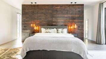 4 habitaciones, escritorio y tabla de planchar con plancha