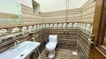Phòng đôi Deluxe | Phòng tắm | Buồng tắm vòi sen, đồ dùng nhà tắm được thiết kế riêng, khăn tắm
