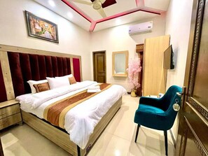 Deluxe Double Room | Soundproofing, iron/ironing board, free WiFi - Go Hotel 001 Johar Town (Lahore)