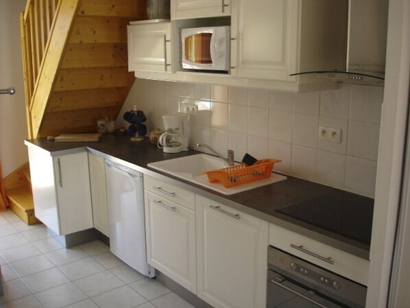 Mikrobølgeovn, ovn, oppvaskmaskin og kaffetrakter/tekoker