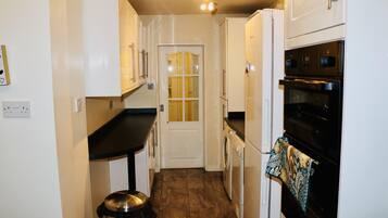 House | Private kitchen | Fridge, microwave, oven, stovetop