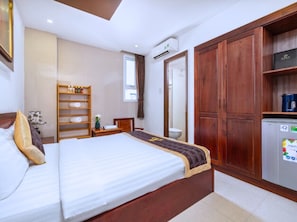 Deluxe Room, 1 Queen Bed | Bathroom | Hydromassage showerhead, designer toiletries, hair dryer, bathrobes - Dubai Hotel (Da Nang)