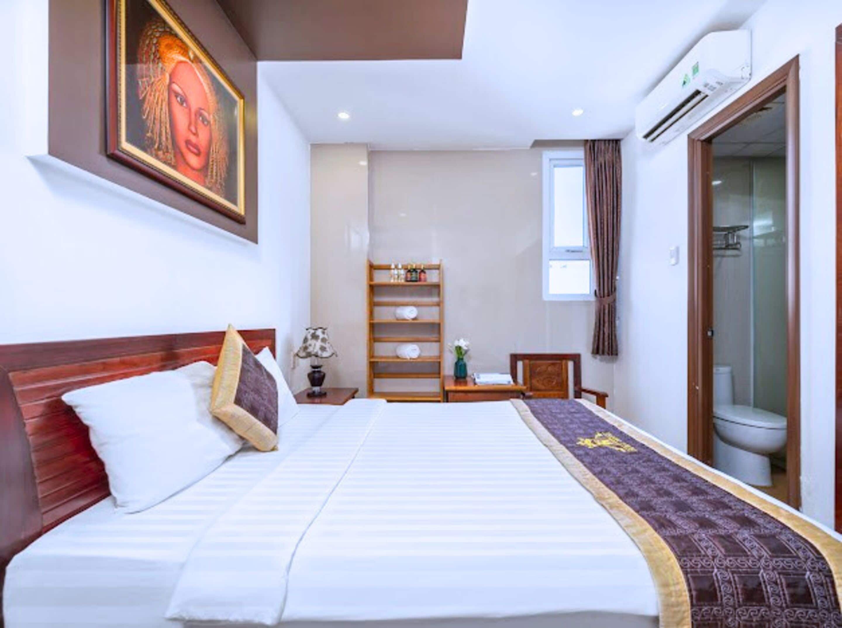 Deluxe Room, 1 Queen Bed | Living area | 45-inch flat-screen TV with satellite channels, printers