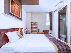Deluxe Room, 1 Queen Bed | Living area | 45-inch flat-screen TV with satellite channels, printers - Dubai Hotel (Da Nang)