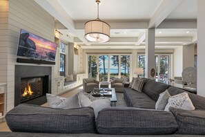 Télévision, cheminée, chaîne hi-fi