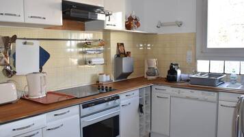 Oven, dishwasher, coffee/tea maker, toaster