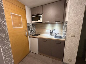 Fridge, microwave, dishwasher, coffee/tea maker