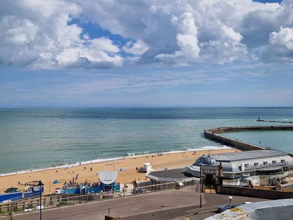 On the beach - Seafront Regency Townhouse - Uniterrupted Balcony Sea Views (Kent)