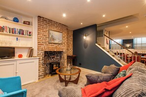 Smart TV - Seafront Regency Townhouse - Uniterrupted Balcony Sea Views (Kent)